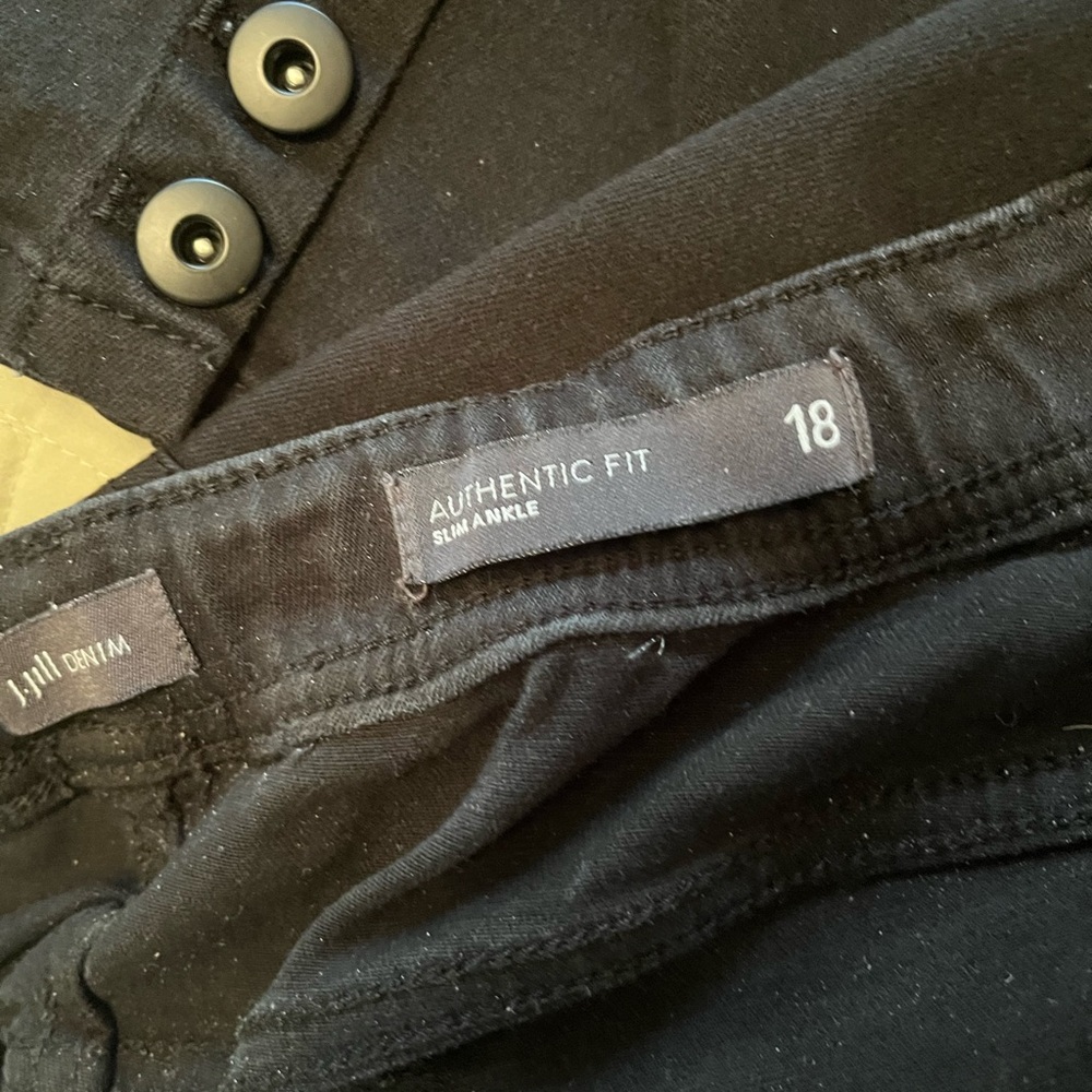 Black Button-Detail Pants - Picture 5 of 6